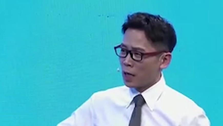 小男孩隔着玻璃和老虎“打起来”,澳门正版童子五肖中特,最新正品解答落实_开发版V10.87